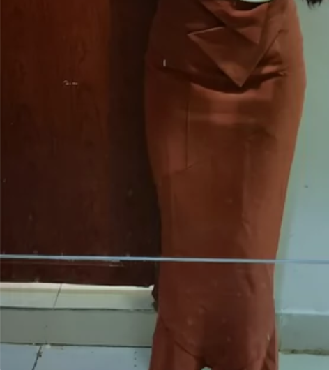 砖红色高跟鞋和包臀裙 上身效果很赞 裙子和...