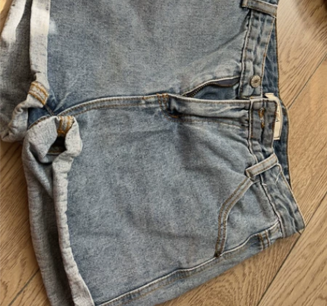 很好穿的一条牛仔短裤 也不太厚M码因为健身...