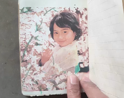 老胶皮日记本 插花娃娃很漂亮 里面有写东西