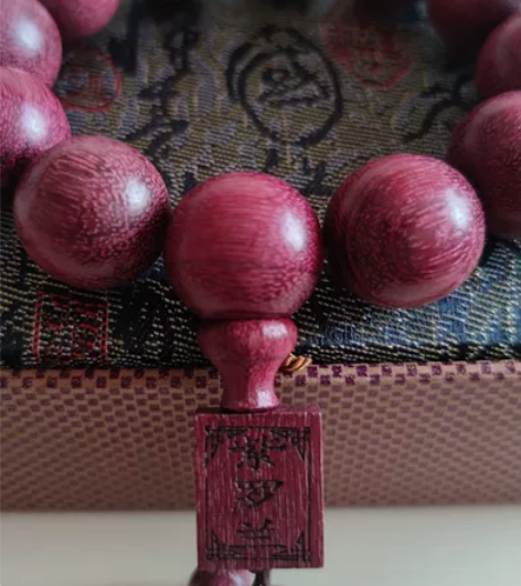 紫芯木(又名紫苏木)方牌手串，新切面为浅褐...