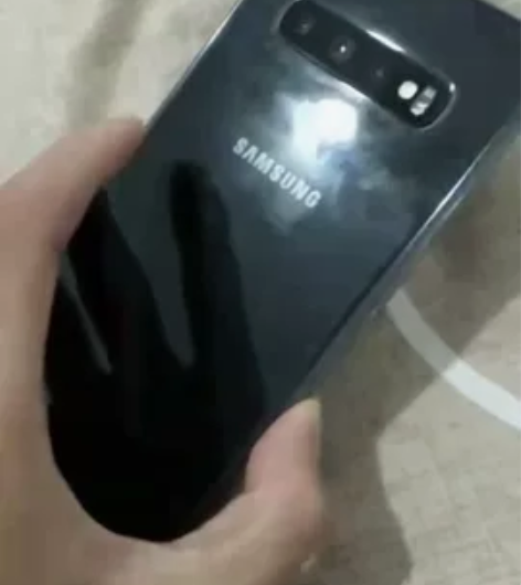 三星s10+ 有一点刮痕 其他无拆无修 感...