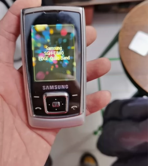 三星E84滑盖手机 功能正常，显示有瑕疵，...