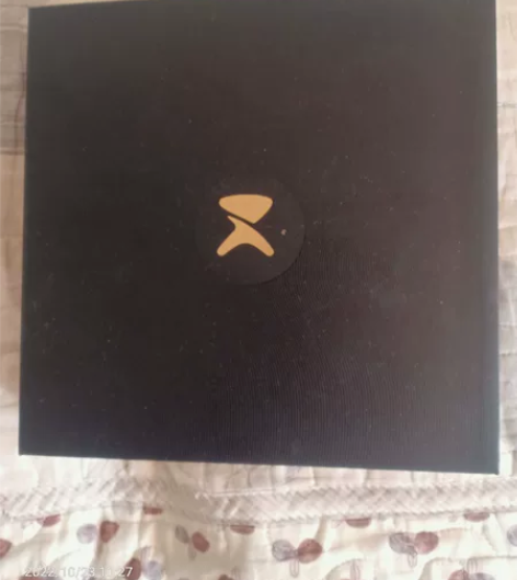 柔宇一代大屏手机，屏幕现在有一个小点和一条...