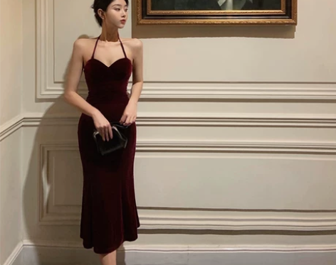 酒红色连衣裙夏吊带礼服挂脖裙子女性感修身气...