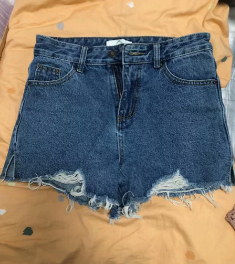 短牛仔裤 M码 九成新 穿过三四次 水洗过...