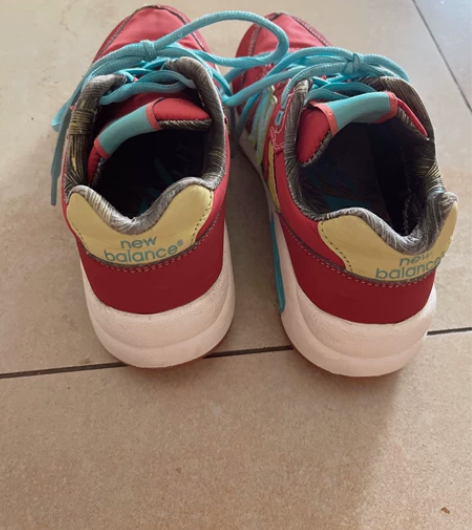 新百伦运动鞋，没怎么穿，但是放久了鞋尖和两...