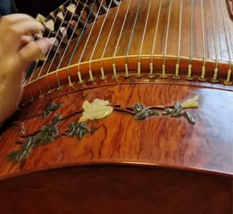 红木玉雕古筝，在琴行老师那里买的，因搬家带...