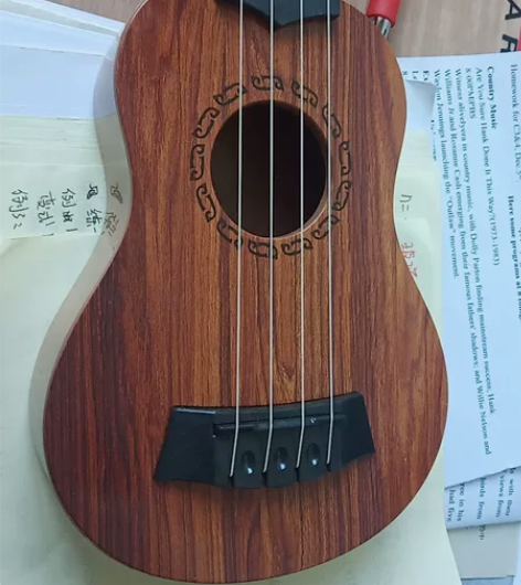 闲置尤克里里，低价出，私聊，全新桃木色44...