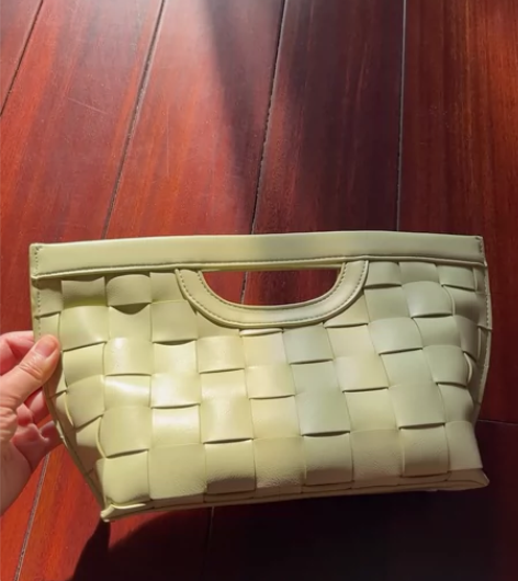 UR女士手拿包可斜挎 感兴趣的话点“我想要...