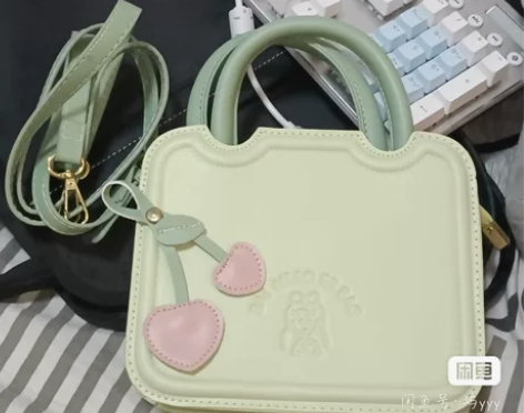 女士方包，可斜挎可手提。 感兴趣的话点“我...