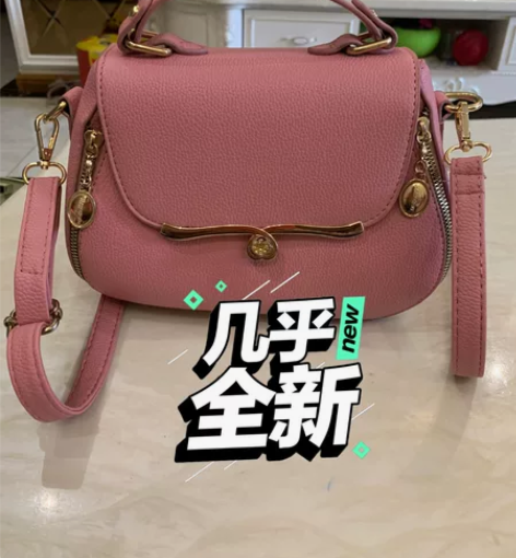 女士粉色小包包,可斜挎/手提,背面一个拉链...