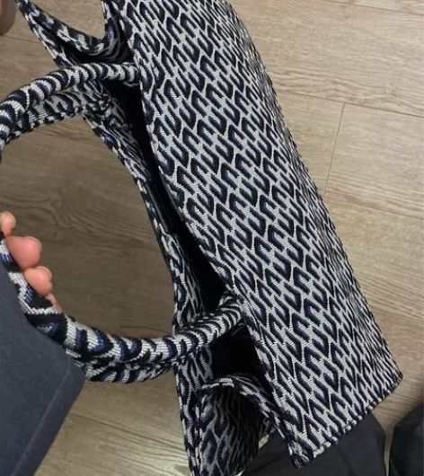 手提包 没衣服搭,用过一次,9.5新,原图...