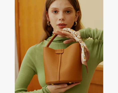 YOCAMU真皮水桶包女2022新款轻奢小...