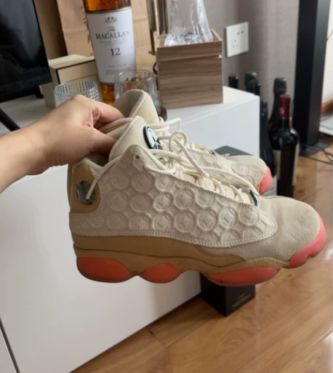 乔丹纪念款在毒上买的，有点脏，但就穿了三次...