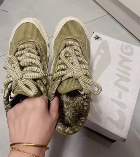 一双李宁的鞋子就穿了几次 在实体店花500...