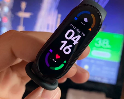 小米手环6，自带黑色腕带，另赠送象牙白腕带...