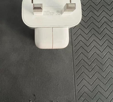 港版原装充电头 不带线，如图非偏远地区包邮...