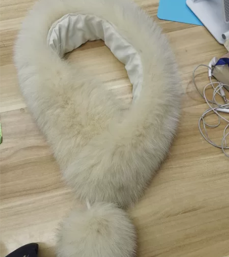 狐狸毛围脖,米色很百搭的色,可随意搭配衣服...