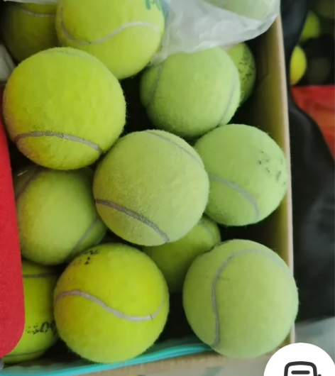 练习用网球，有的气八九成，有的七八成。广东...