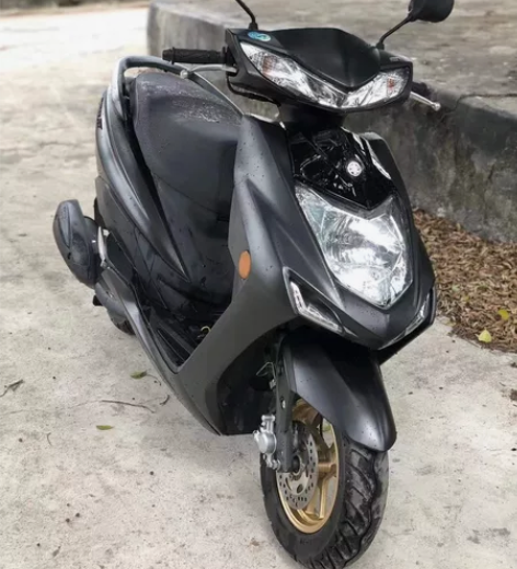 雅马哈赛鹰，二手踏板车2000多公里，前后...