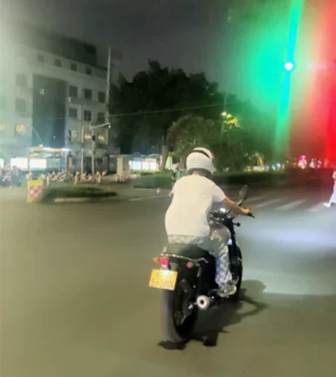 她要结婚了，我连夜骑这台银钢250复古摩托...