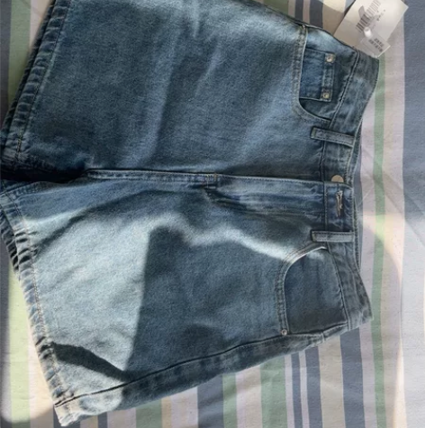 牛仔短裤  M码  全新 感兴趣的话点“我...