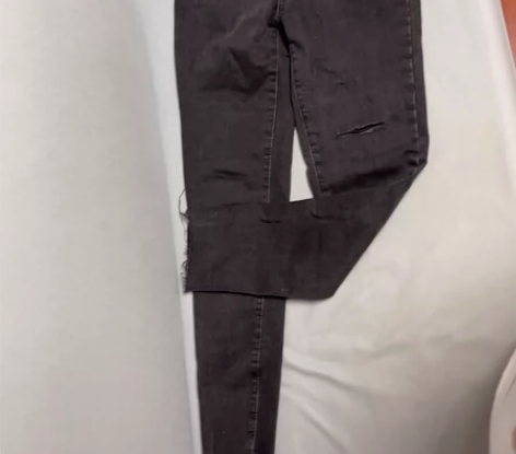 破洞黑色牛仔裤M码，29包邮不退换 感兴趣...