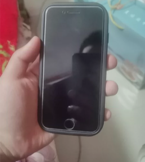 苹果8手机几乎全新,送个手机壳和充电器识货...