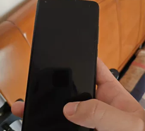 男生一手自用小米10至尊透明纪念版。 12...