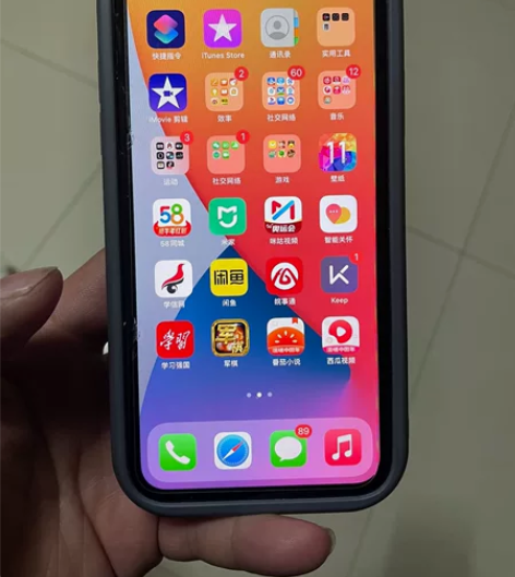 苹果11,自用手机,保护完好,屏幕边脚有轻...
