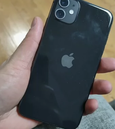 11 128换过一次电池。成色还行,没有磕...