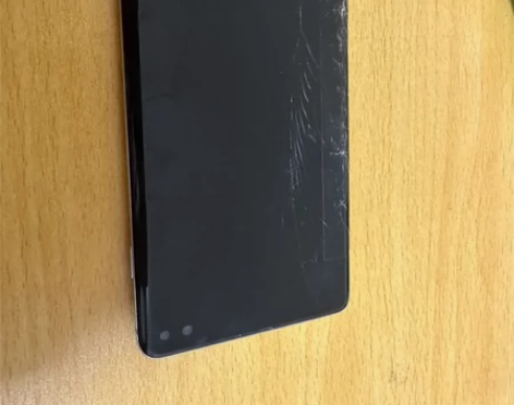 三星 s10+,屏幕裂了,当垃圾出,可小刀...