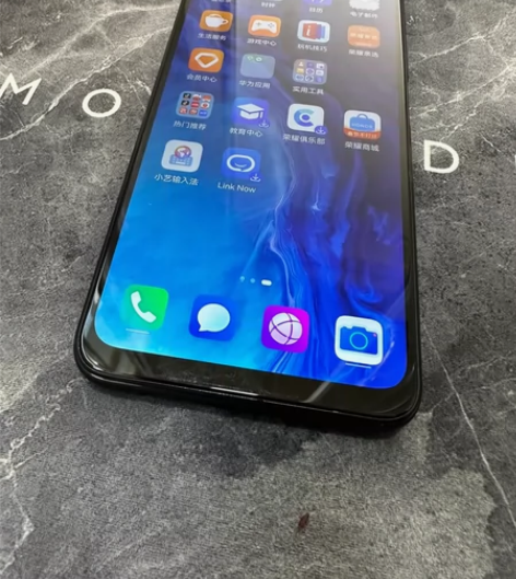 女生自用一年，一手手机，换手机闲置。华为荣...