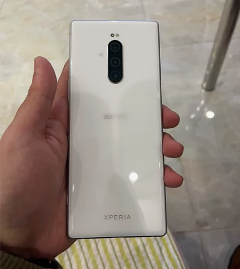 家里人淘汰下来的手机，95新xperia1...