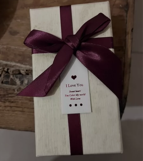 朋友送的口红，番茄红，包邮处理 感兴趣的话...