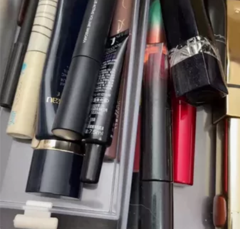 闲置口红唇膏，还有很多没拍完，随便问价不要...