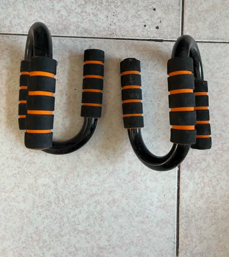 一对俯卧撑器材，上班没空练了，便宜出 感兴...