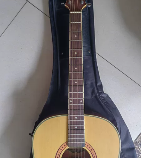 出一把吉他，没用多久，比较完好（可刀） 感...