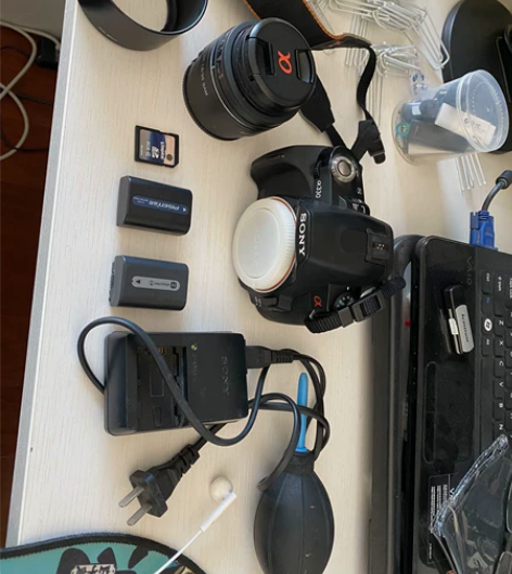 出一台索尼a330单反，配一个35，1.8...