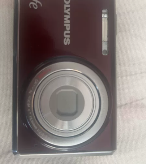 保存挺好的一个相机充电器丢了很久没充电，想...