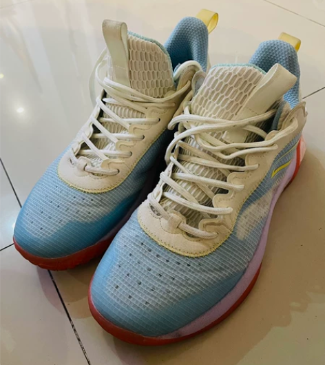 安踏43码篮球鞋,去年5月买入,没穿过几次...