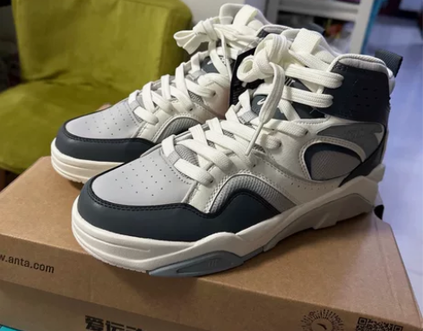 安踏 烈焰3 41尺码  如图鞋带有点污渍...