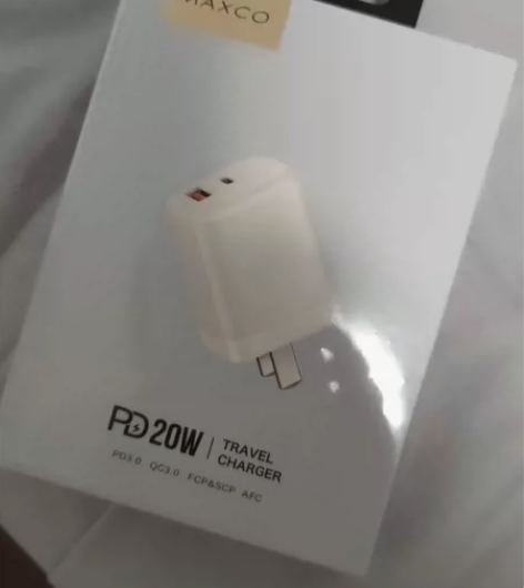 美能格 20W 充电头，线下苹果店购入 感...