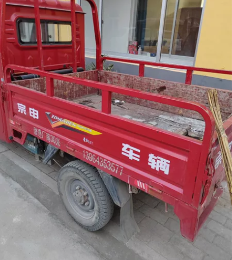 自家老人骑的三轮宗申带棚摩托,平时厂里倒点...