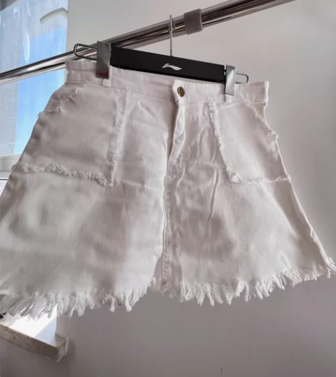 白色A字裙，l码，买来穿过一两次，无内衬，...