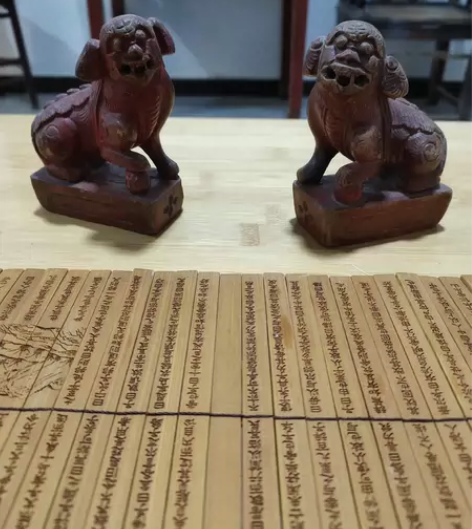 清，一对小木雕小狮摆件，高10，底宽3.8...