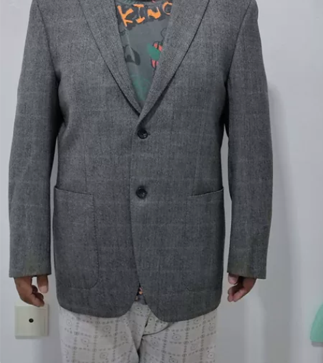 正装西服，99成新，原价899，由于衣服较...