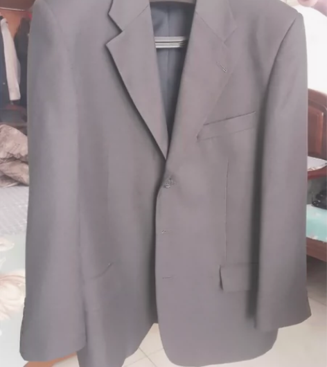 男西装闲置，灰色胸围116，衣长75，袖长...