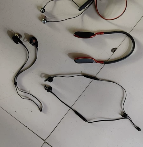 四个蓝牙运动耳机，都是配件机，当配件处理。...