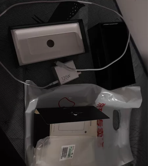 出一台小米13pro，白色，12+256的...